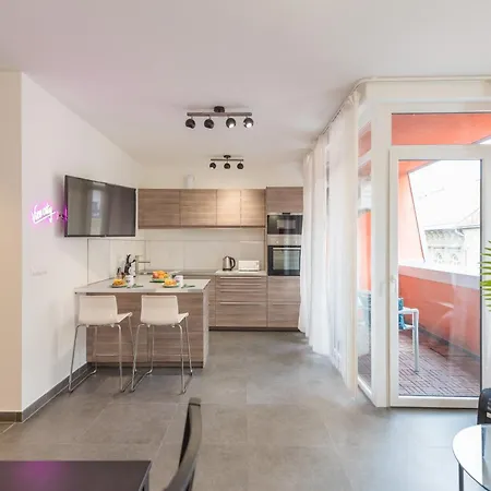 Funky Breeze & Balcony * בודפשט