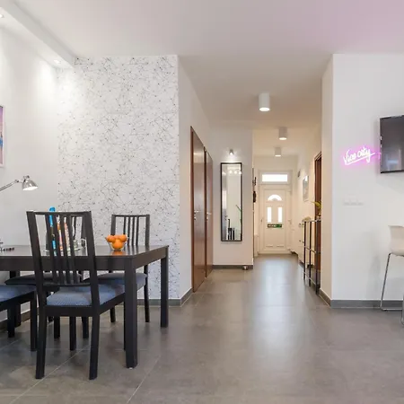 Funky Breeze & Balcony Apartman